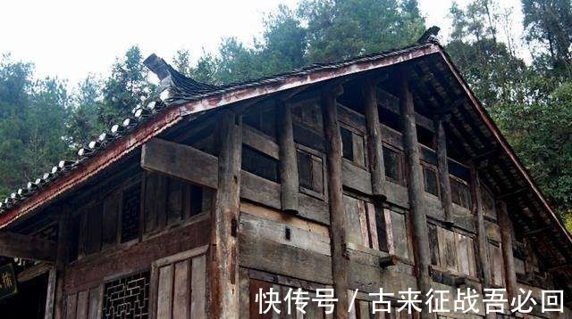 木屋$老农住价值8亿金丝楠木木屋,100万卖给投资商,今搬回乡下盖新房