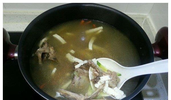 分泌|34岁宝妈因常吃一“零嘴”,每天产奶2斤,妇科医生:方法不错