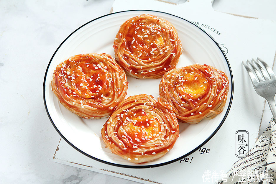 早餐面条的新做法，做成早餐饼，孩子连吃好几个，10分钟就搞定