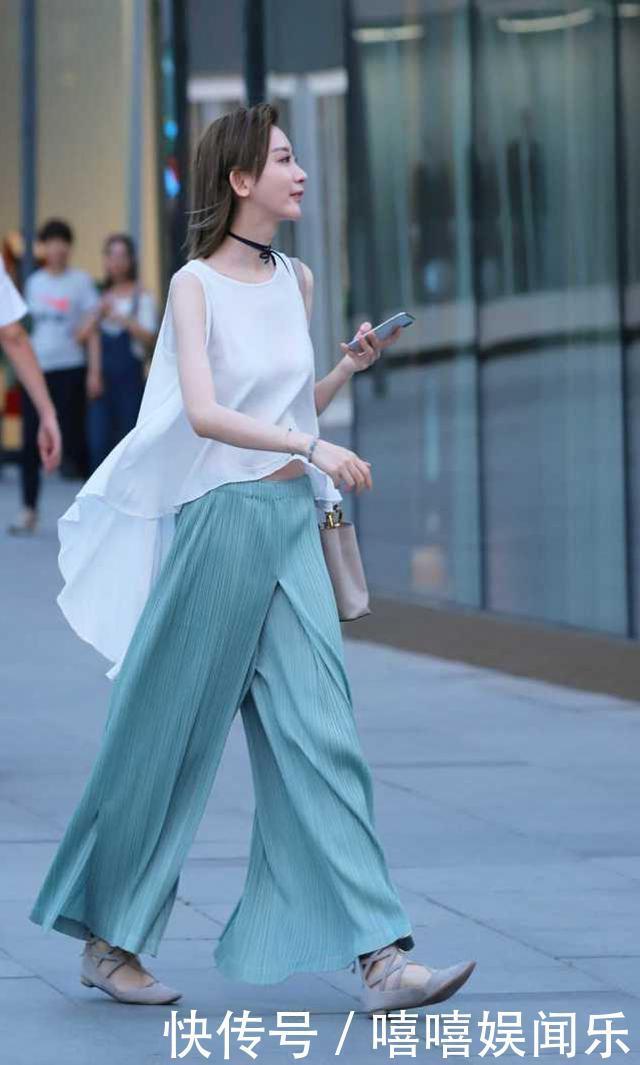 鱼尾背心衣配阔腿休闲裤，清爽大方，优雅随性