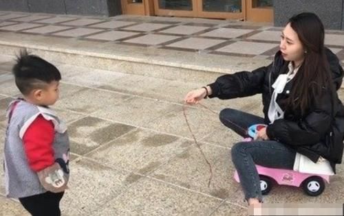 婴儿车|爸爸带娃已成历史,小姨带娃才让人哭笑不得!网友:太现实了