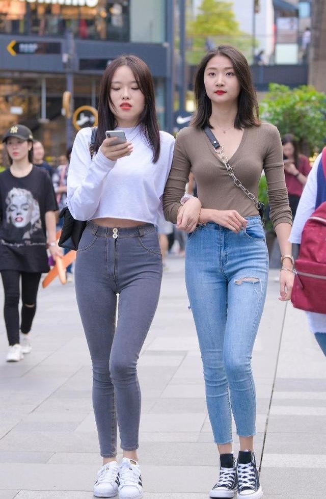 穿着选择时髦,与闺蜜一起展示出众的外表美