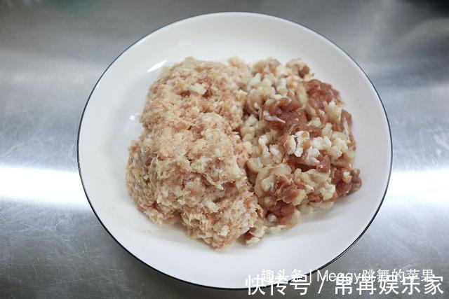 倍儿香的苏式鲜肉月饼，大口吃肉真过瘾，简单几步让酥皮轻薄如雪