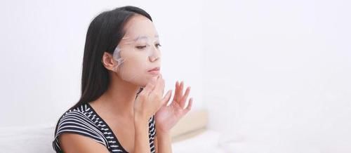 敷面膜时，那张塑料纸别扔了，很多女生都丢了，难怪皮肤越敷越干