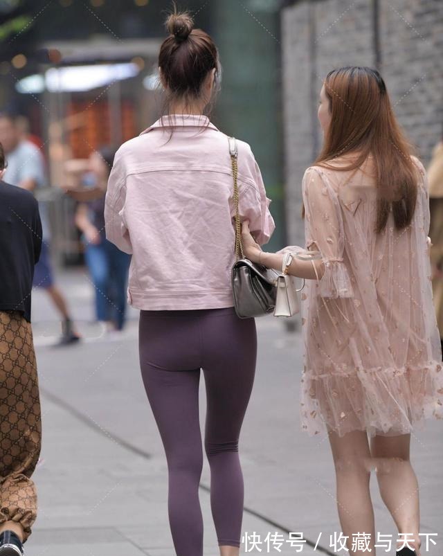 裤子 棕色露腰长袖搭配黑色怀旧打底裤,显得很温柔,稍微正式!