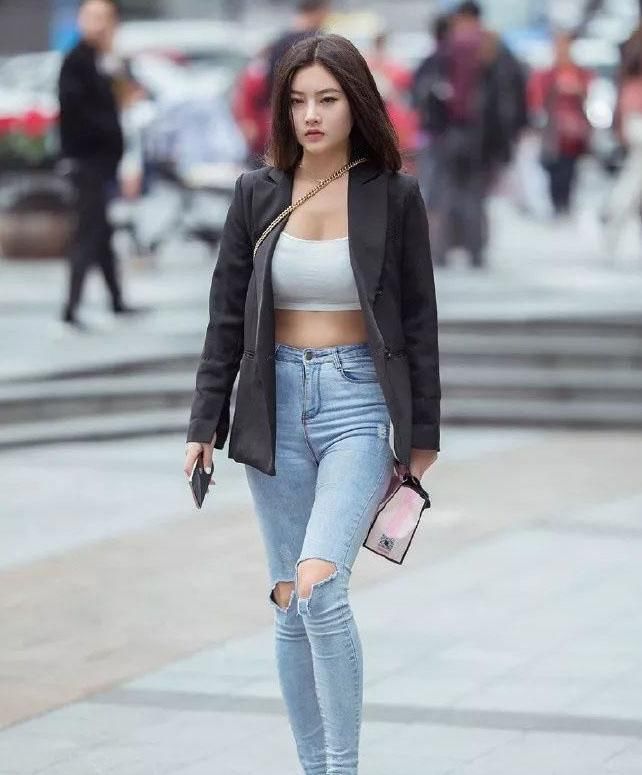 周末出去逛街，搭配一身小西服和破旧的牛仔裤，简约时尚，有个性