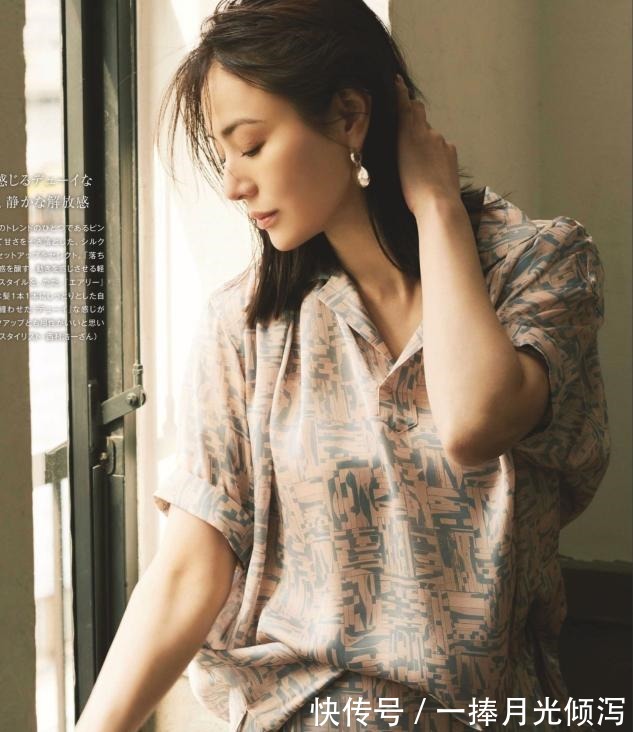 项链 奔五奔六的女人别总穿深色衣服,试试这些亮色穿搭,时髦更显年轻!