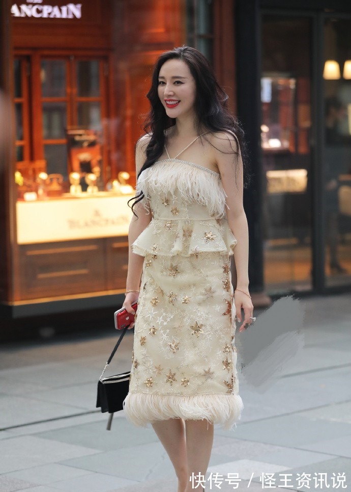 穿衣风格 姐姐穿衣风格真大胆，一件个性又复古的套裙，营造贵妇的气质！