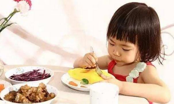 男孩儿|吃货宝宝半夜跑厨房偷吃,被妈妈逮到还一脸淡定,惯犯无疑了