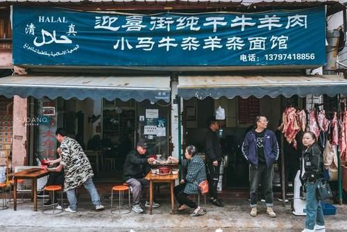  一大早就喝白酒吃火锅，湖北荆州人的生活“有点彪”，令人惊奇