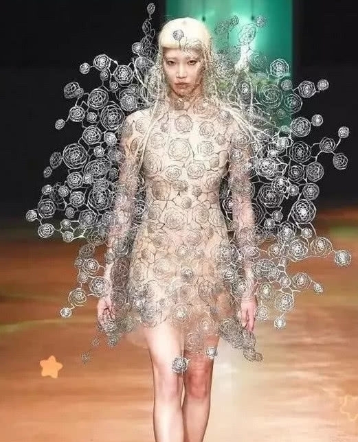 奇葩!原谅我不懂时尚,这个T台秀的衣服太奇葩让我笑会!
