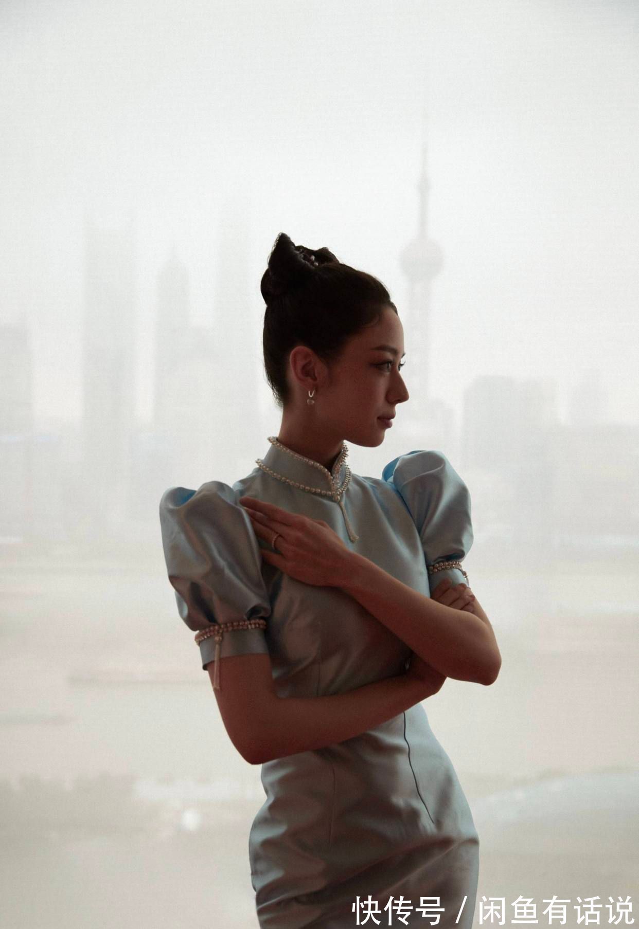 吉娜|吉娜也太刻意了,穿旗袍秀曲线美还不够,“蝴蝶结”发型更抢摬