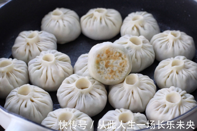 不揉面不发酵,用饺子皮做水煎包,皮薄馅大倍儿鲜美,当早餐正好