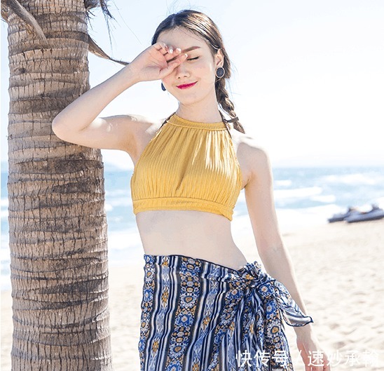 性感|爱穿复古比基尼,秀出完美胸部线条,散发性感时尚魅力