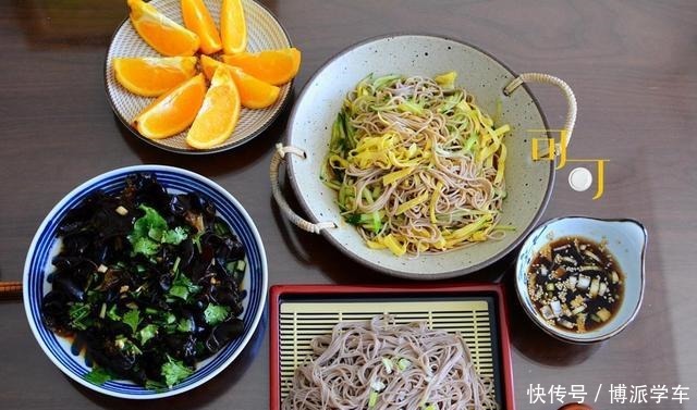 我家的午餐,看起来是简单健康的全素宴,但真实的样子是这样滴!