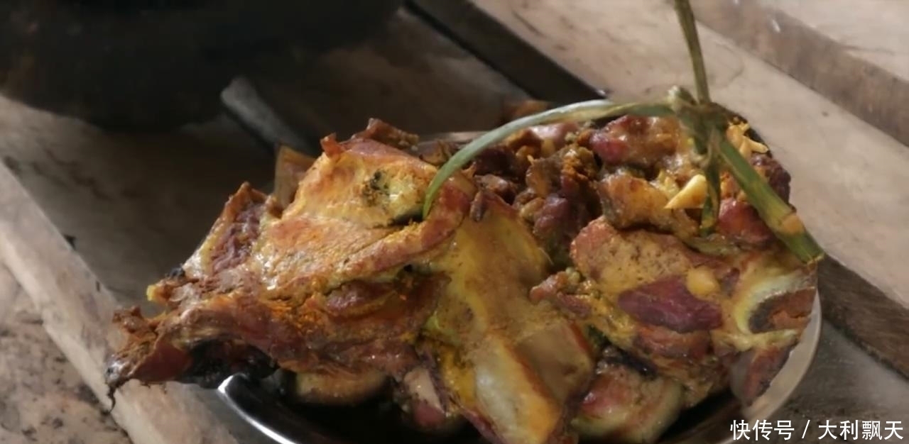 尼泊尔|尼泊尔山区农村建房子,主人砍五斤黑猪肉,红烧猪肉招待帮忙的