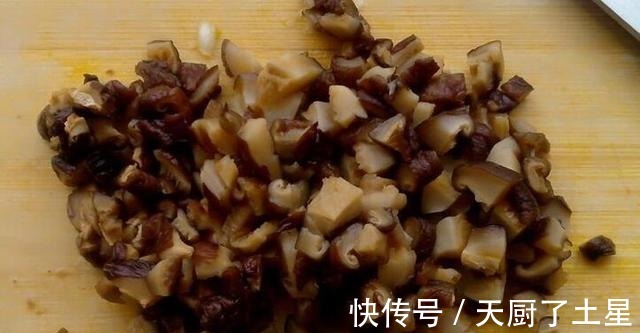 天冷后，遇到此菜别错过，锌是猪肝7倍，做成丸子砂锅鲜美又好吃！