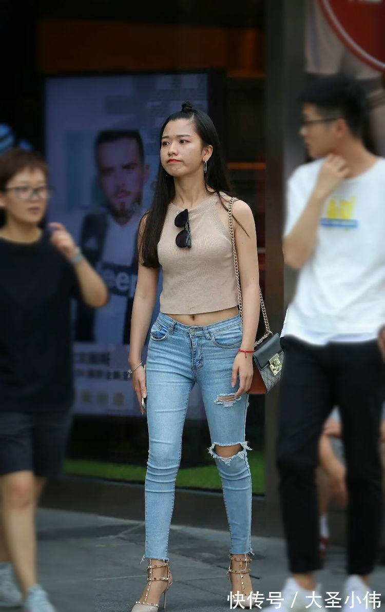 穿搭|美女街拍:绿色衬衫搭配牛仔裤轻熟又温柔,不仅不缺乏时髦度,还时尚优雅