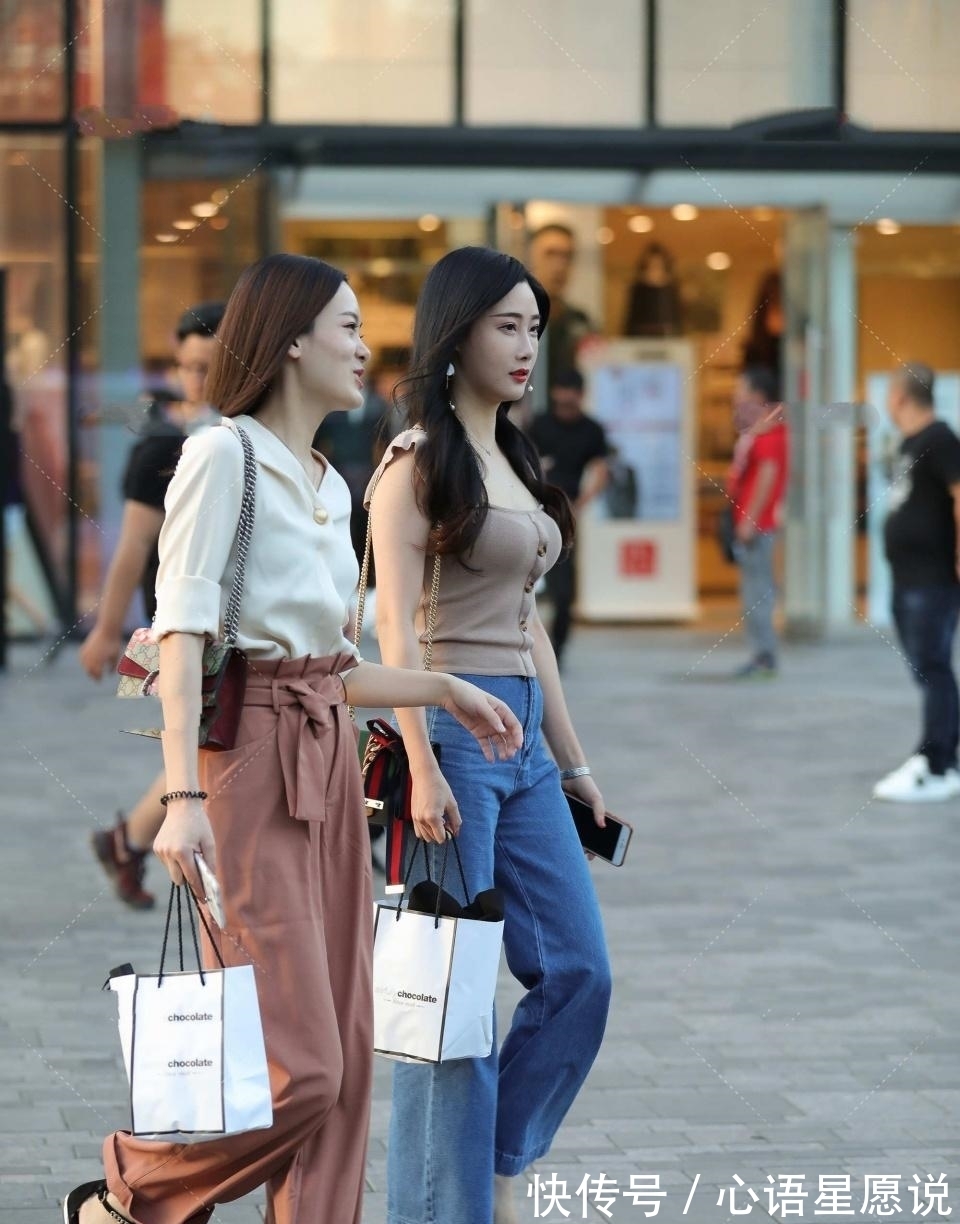 小衫 甜美又优雅的穿搭,飞飞袖小衫配牛仔阔腿裤,轻松穿出靓丽的造型