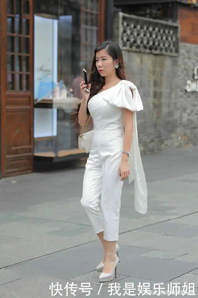今年新兴的“连体裤”,遮肉又显瘦,如此搭美翻了!