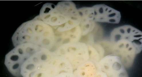 白醋|莲藕一焯水就变黑?大厨:牢记一招,保证藕片白净爽脆,更入味