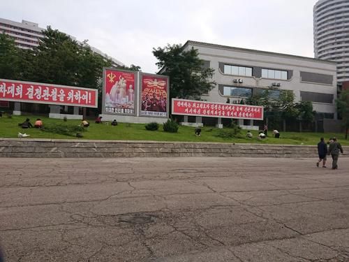 清晨漫步朝鲜街头,能见到什么样的画面?