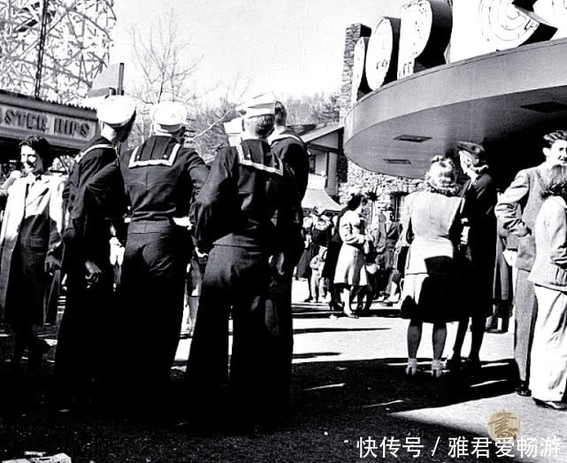 出征|老照片:二战时期美军将士出征场面,亲属咬唇含泪依依不舍