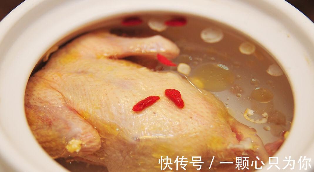 俗话“一鸽胜九鸡”,炖鸽子汤牢记“3放2不放”,汤鲜味美不腥气