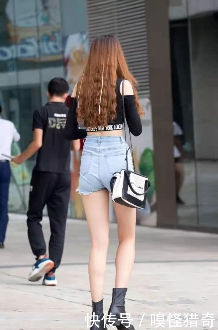黑色|街拍美女:小姐姐高腰短裤配黑色短靴,刷新你的时髦度