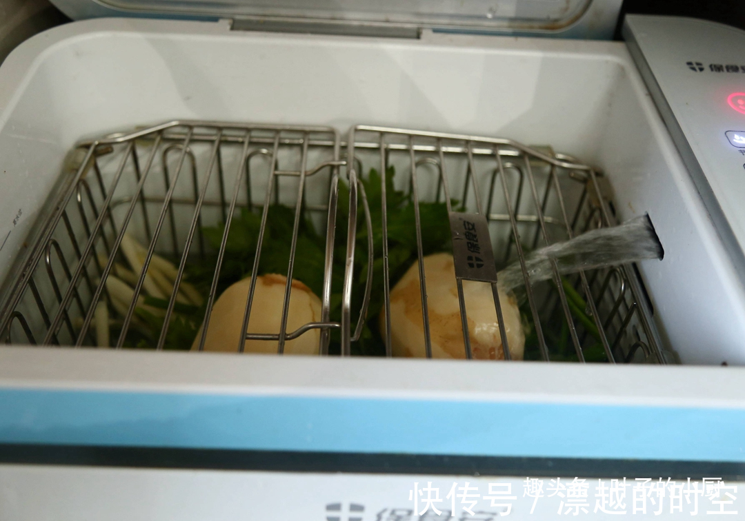 10分钟早餐快速饼两段莲藕、一把芹菜叶，味道好，营养高！