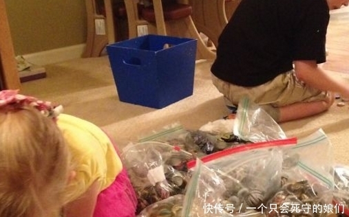 喝啤酒|男子用瓶盖制作了别致的吧台,坐在吧台上喝啤酒或用餐