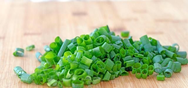 葱花饼这样做,不需要烫面照样柔软,1分钟出锅,放凉也不发硬!