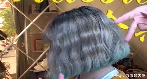 说卷发显老,45岁大姐姐烫发年轻5岁!治疗各种发量少