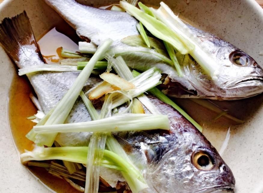 不鲜|清蒸鱼好吃有诀窍,大部分人都没注意,难怪鱼肉不鲜不嫩还腥味重