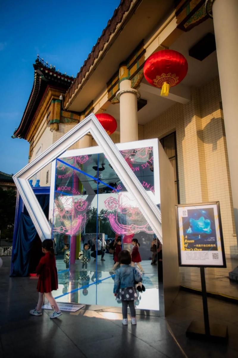 北京当代艺博会$《一间属于自己的房间》——北京当代艺博会“门神”