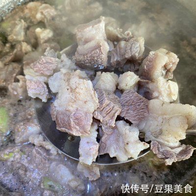 开运年夜菜“牛气冲天”，番茄土豆炖牛腩汤汁浓郁，营养美味??