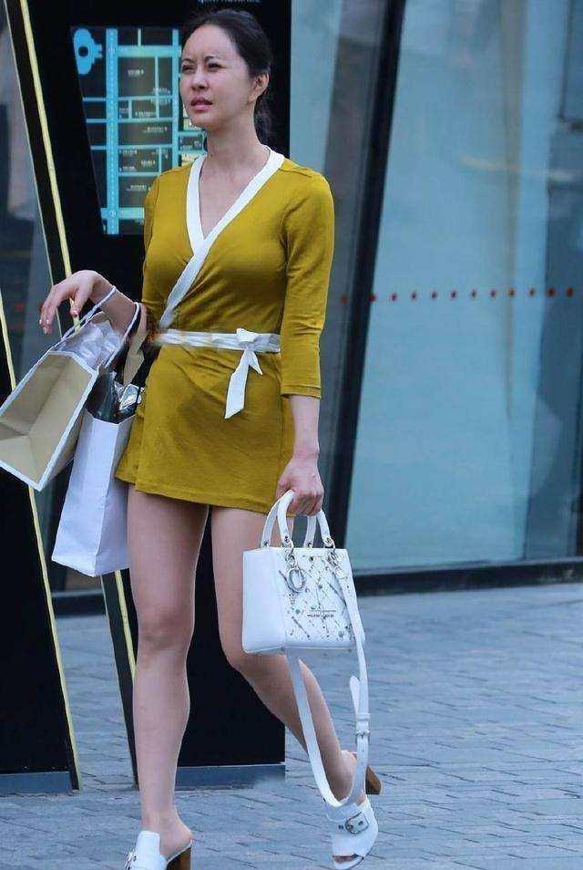 姑娘的穿搭追赶时尚,用阔腿裤和短裤展示自己