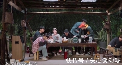 张子枫|蘑菇屋嘉宾吃饭太拥挤,张子枫下意识的高级素养,是装不出来的