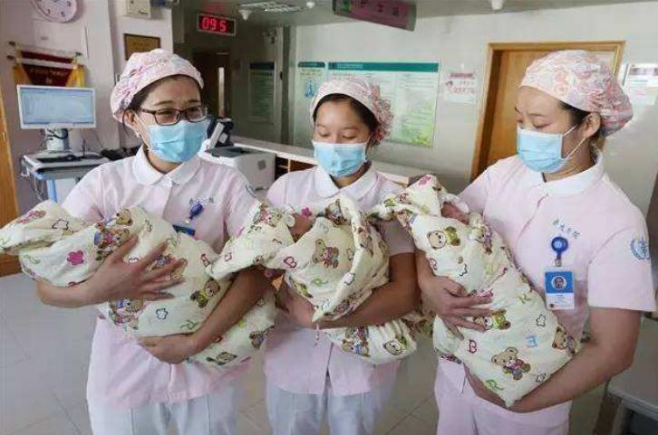 哥哥|儿子想要一个妹妹,结果妈妈一次生了仨,三胞胎等哥哥放学萌化了