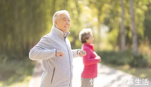 拍打|拍打胸部养生法:宽胸理气、养护心肺!每天做一次,少感冒少生病