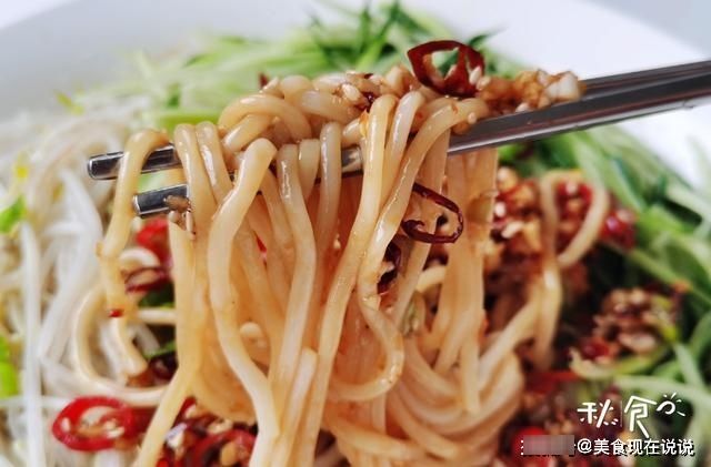 煮面条最忌水开下锅,面馆老板教我煮面小技巧,煮出的面劲道爽滑