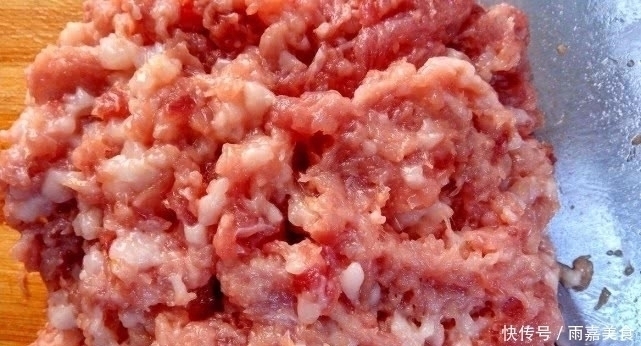 拌猪肉饺子馅时,加水万万不可,省掉这一步,饺子馅更鲜更嫩