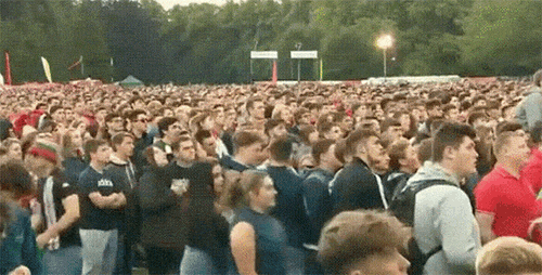 |搞笑GIF趣图:突如其来的自行车,差点闪了我的腰