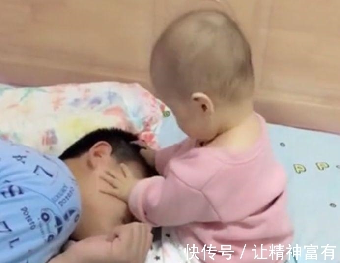 儿子|6个月小妹妹用这样的方式叫哥哥起床,妈妈瞧见后,暖心到泪目