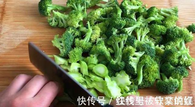 炒西兰花，有人焯水，有人泡水，都不对，应该这样做