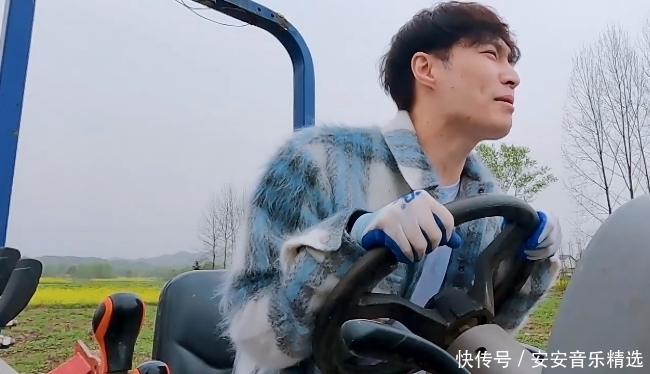 驾照 张艺兴为开拖拉机干活真的拼,嘴上抱怨不容易,却考了拖拉机驾照