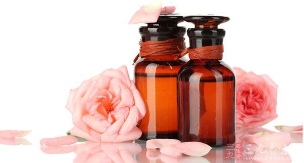 用玫瑰精油让女人肌肤更水嫩