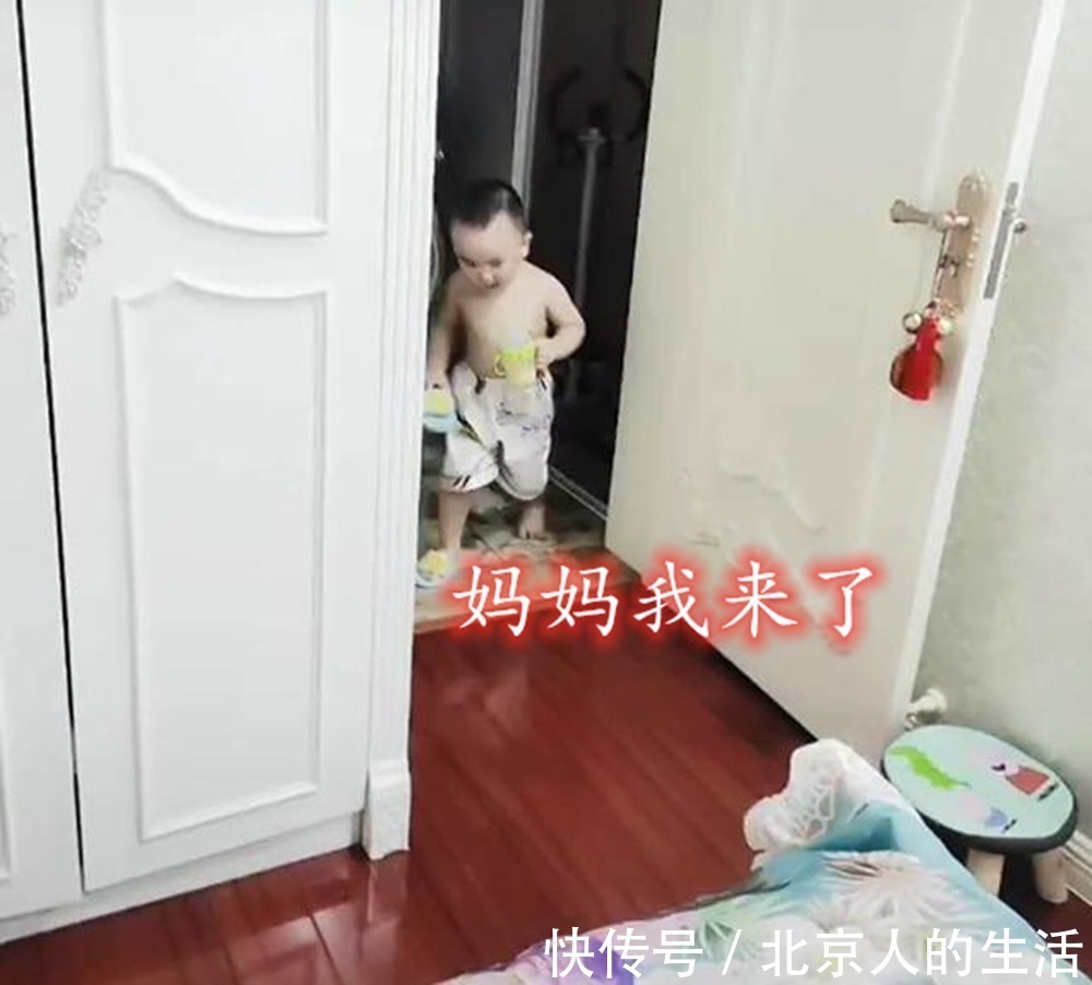 萌娃|妈妈遇蟑螂,萌娃一手奶瓶一手拖鞋来“救驾”,网友骗我生儿子