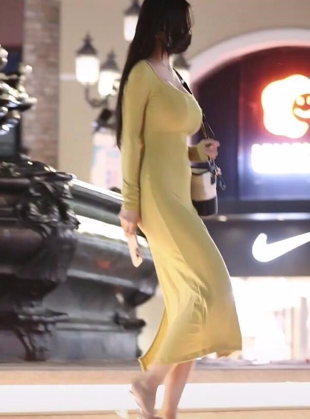 搭配 选择颜色比较简约的长裙，搭配高跟鞋显得优雅