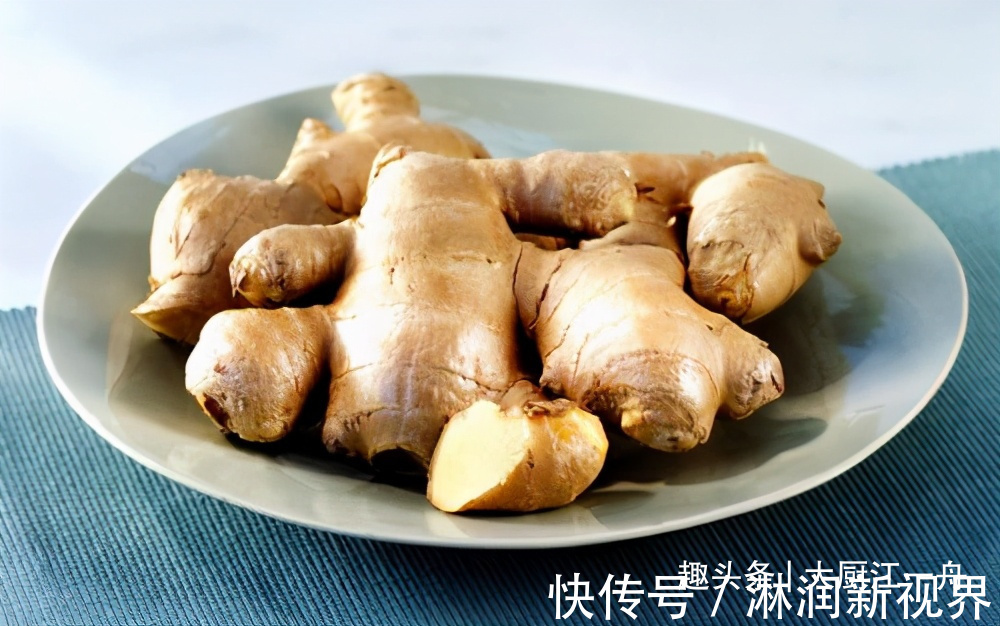 把一个牙膏挤在生姜上,真是太实用了,许多人不知道,看完试试吧